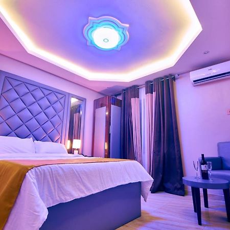 ดับเบิลเอ็ม เอ็กซ์ควิซิต สวีท แอนด์ เลาจน์ Hotel Ogombo ภายนอก รูปภาพ
