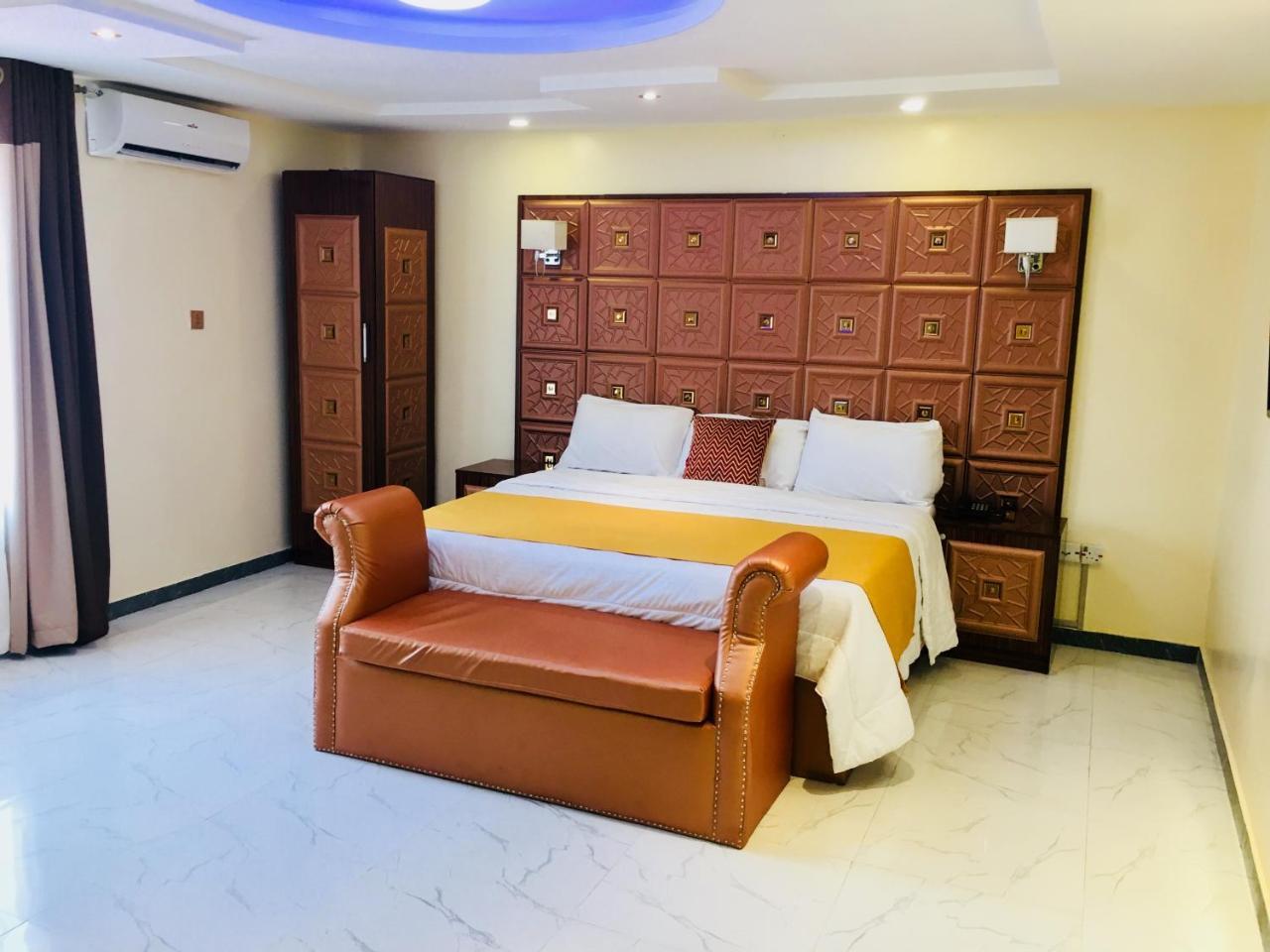 ดับเบิลเอ็ม เอ็กซ์ควิซิต สวีท แอนด์ เลาจน์ Hotel Ogombo ภายนอก รูปภาพ