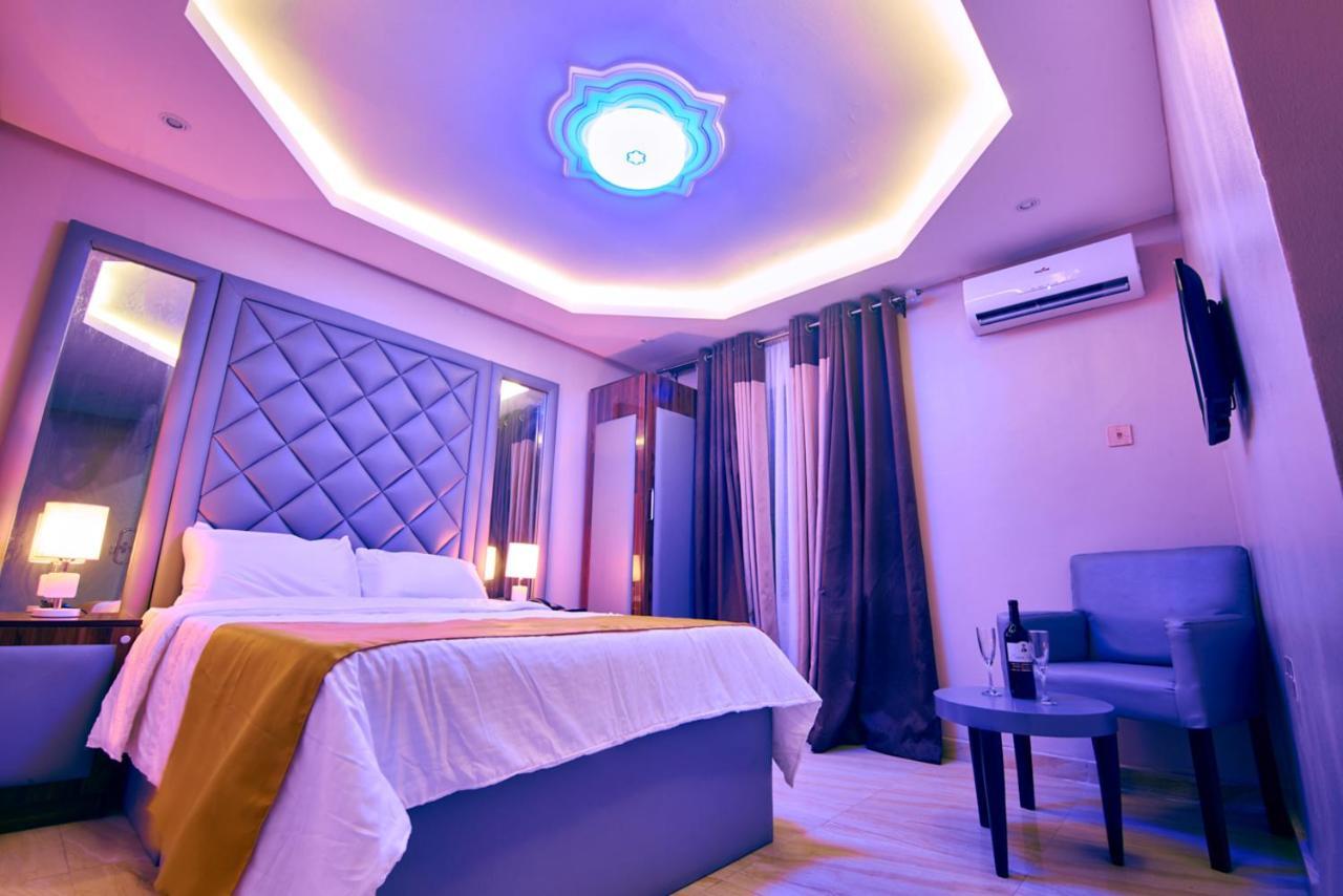 ดับเบิลเอ็ม เอ็กซ์ควิซิต สวีท แอนด์ เลาจน์ Hotel Ogombo ภายนอก รูปภาพ